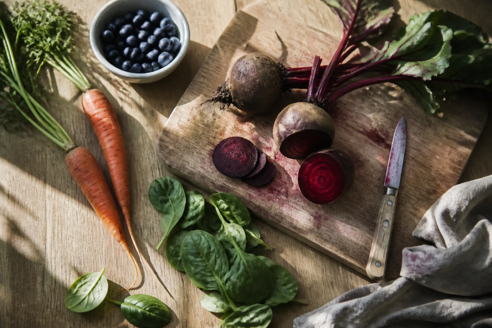 Свёкла, морковь и черника на кухонном столе — продукты, которые красят стул ребёнка