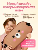 Девочка держит коричневый гамак для ног с дизайном медвежонок